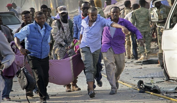 Deux explosions tuent au moins 189 personnes en Somalie
